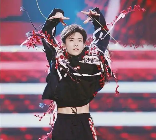 男明星的腰有多细?罗云熙不到1尺9,蔡徐坤的腰比baby还细