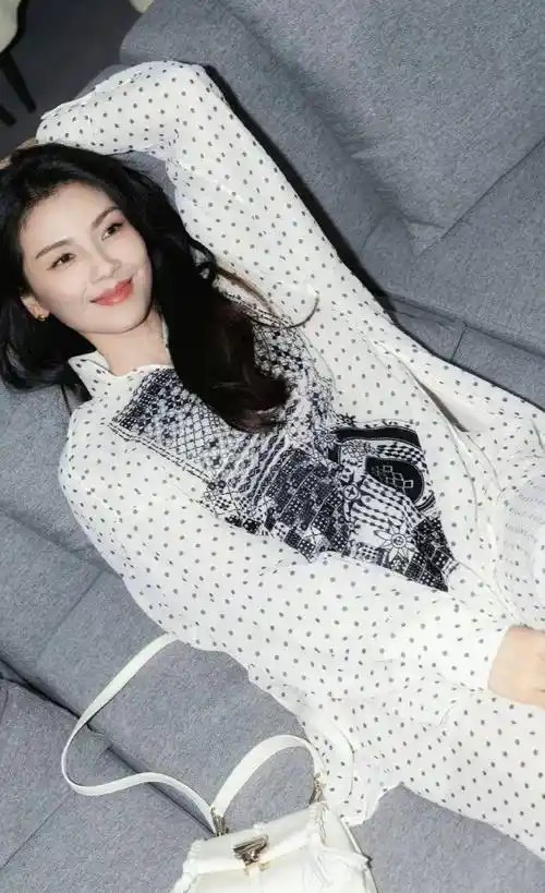 吴昕郑凯隐婚?陈牧驰前妻下场踩他?刘涛不直播了?唐嫣新剧被一剪没?