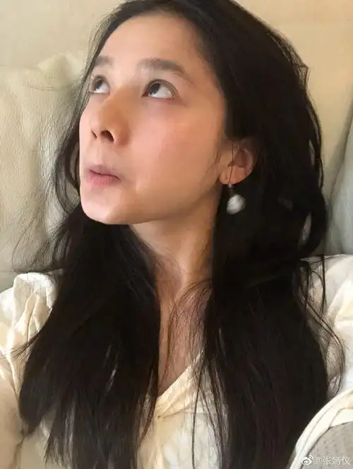 张婧议真的是很有生活感的女明星,日常分享的自拍好多也都是素颜,内娱