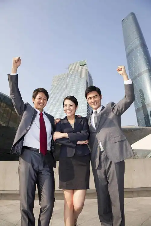 交叉,微笑,露齿笑,竖图,室外,白天,仰视,衬衫,成功,办公楼,合作,团队