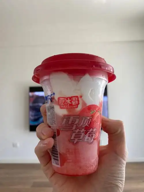 草莓91味的夏下冰雹上面是香草冰淇淋,不会过于甜但是奶味也不会很