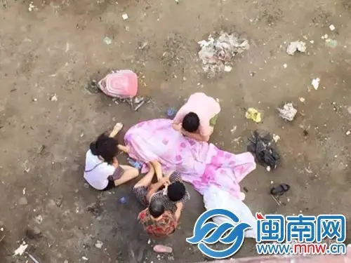 年仅11岁的小女孩从该小区9楼坠楼,人掉到三楼的平台,当场死亡