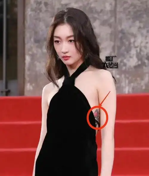 周冬雨"变脸"以后略显高级,穿吊带裙意外曝光胸部纹身