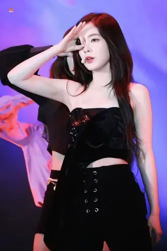 red velvet的irene裴珠泫黑色西装露肩礼服黑衣大全