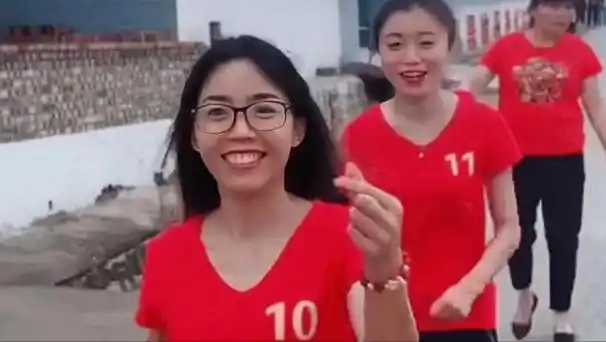 高浩珍成长于遮风挡雨的温室,承载着家庭的希望,却渐渐与正道脱轨.