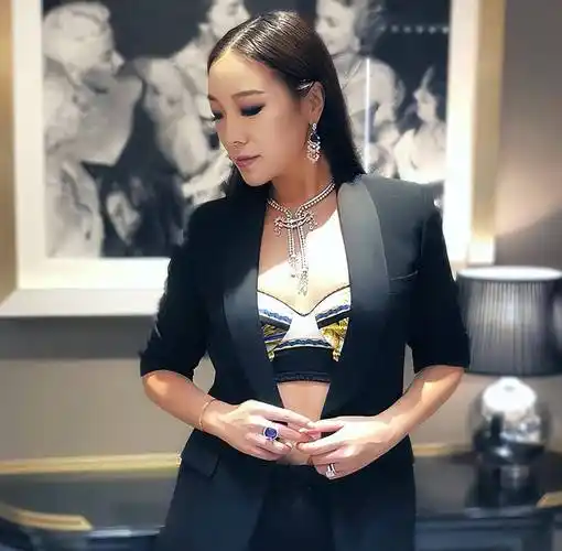 她是香港名媛,嫁富豪往来多二代,36岁人工生双胞胎,婚礼有格调