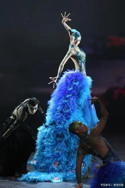 杨丽萍的秃毛孔雀舞男舞者一丝不挂只穿底裤尺度太大辣眼睛