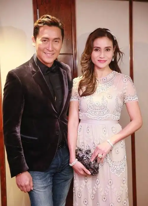 在感情方面,马德钟与妻子张筱兰是中学同学,两人相识于12岁,但直到18