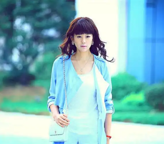 林多美从外面归来,趴在床上就想睡觉