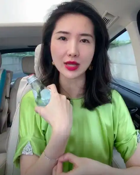 董花花会享受,带儿女度假也要精心吃早餐,9种美食搭配惹人羡慕