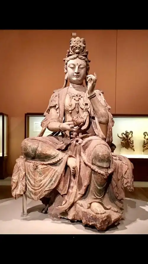 宋代彩绘木雕观音菩萨坐像两眼似闭未闭鼻挺唇薄项挂璎珞锦帛绕肘