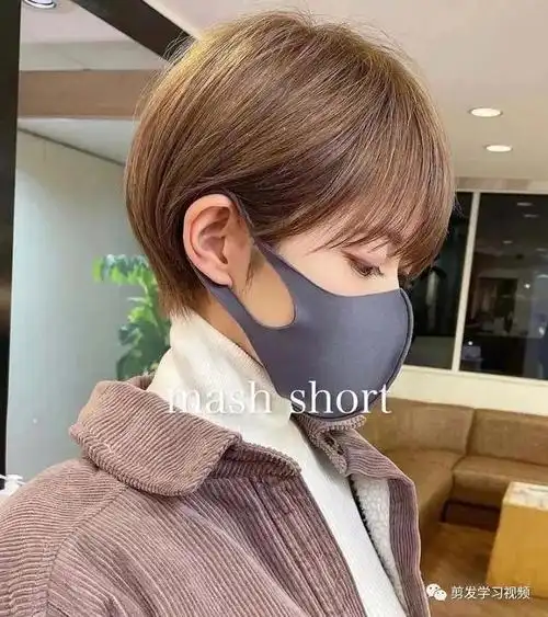 "小圆脸短发"