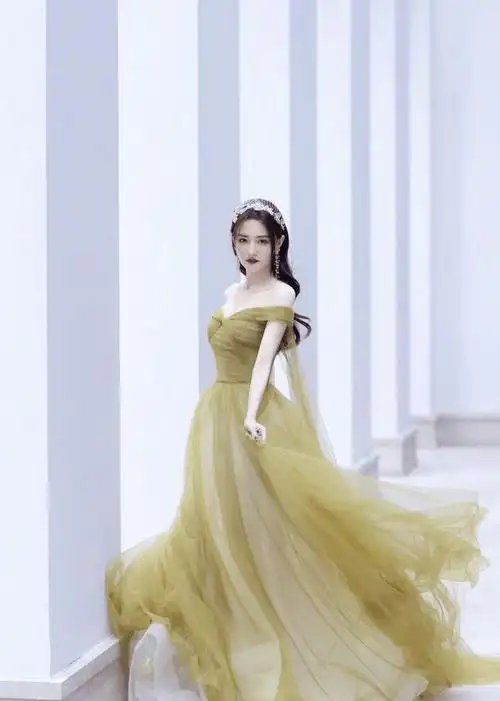 徐璐身材3d感太强穿婚纱展现细腰锁骨衣品让人羡慕