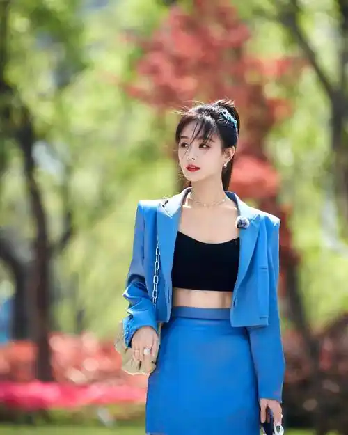 李一桐《女子推理社》身穿蓝色西装新造型,精致又时尚!