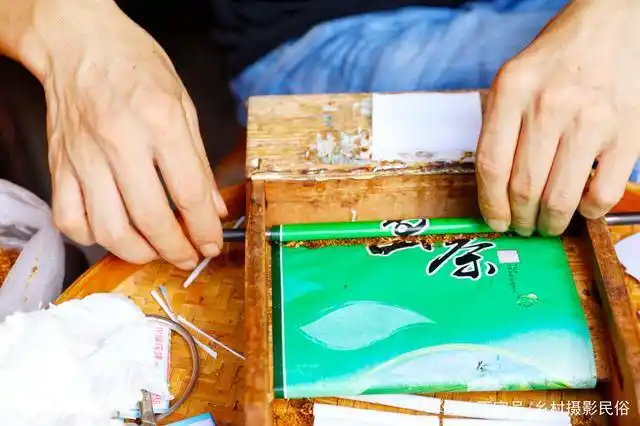 民间习俗-手工卷烟卷