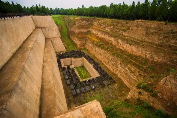 工地挖出千年前古墓,墓主身份出人意料,出土碎玻璃片令专家狂喜