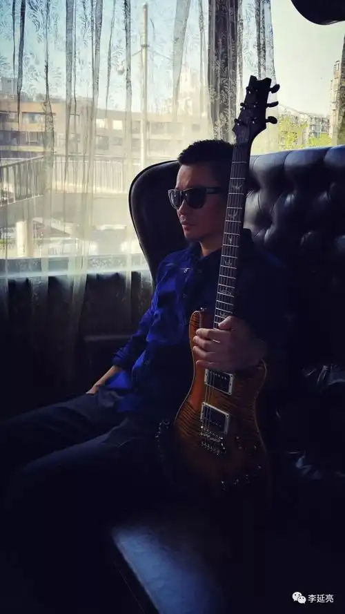 李延亮七夕节获赠prs定制款吉他与粉丝分享爱和喜悦