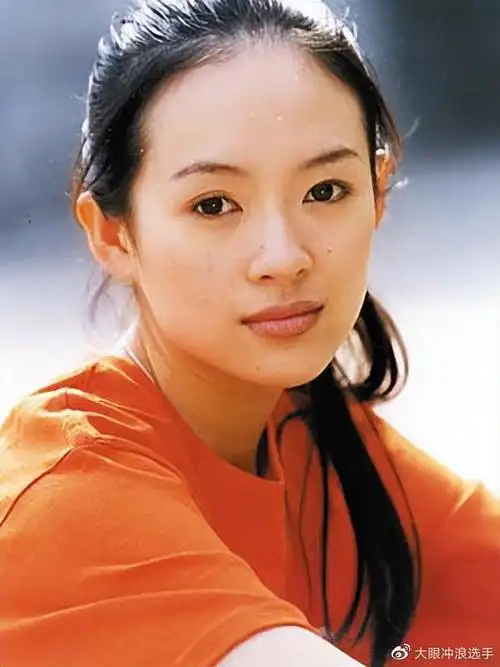 而且不像其他"星二代",亦或是家世能提供帮助,周冬雨从进入娱乐圈打拼