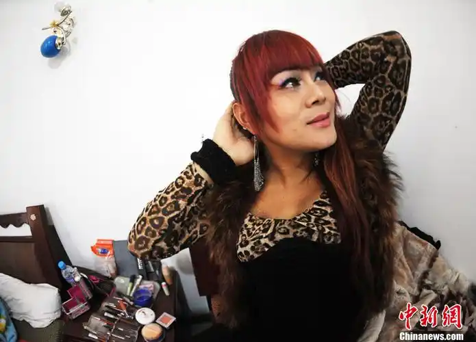 变性人楚楚的日常生活引围观 帅哥老公很爱她/组图