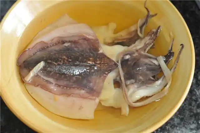 带骨墨鱼干洗净,清水浸泡至软
