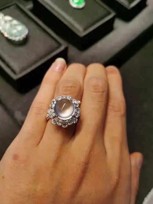 市面上最顶级品质的白冰玻璃种蛋面