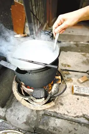 西关小巷里火正旺,粥正香.