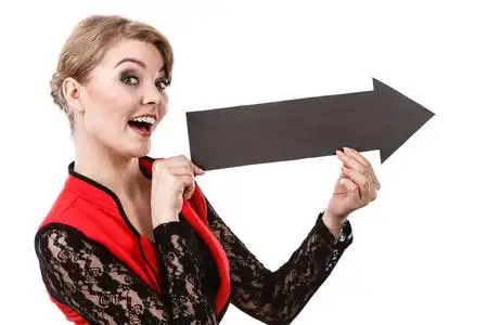 注意手势指向暗示概念. 拿着箭的年轻女人. 女孩显示指针指示什么.