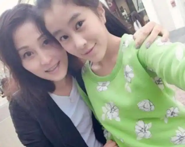 杨子娶黄圣依其实是二婚,在黄圣依之前,杨子有过一段婚姻,妻子是陶虹
