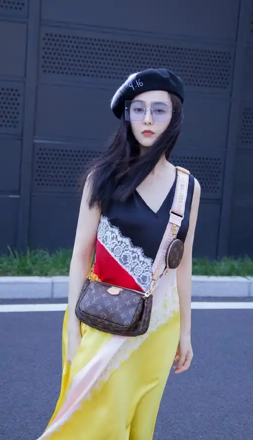 范冰冰高调回归!力压蕾哈娜成lv代言人,一袭拼色长裙甜美又霸气