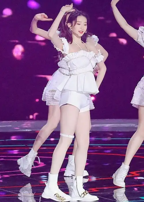 张艺凡跳舞肩带断掉滑到手腕后她下一秒的解救动作全场看尖叫