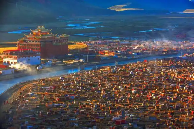 1万多名女僧人在这里修行,四川的亚青寺是一个怎样的存在?