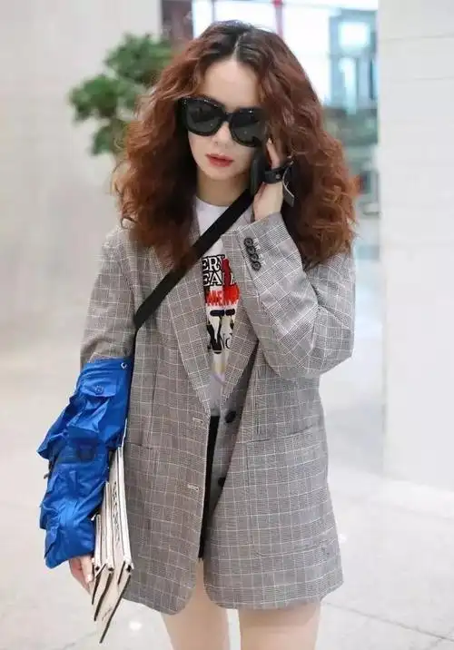 戚薇一身西装亮相机场,美是美,但是这个地方却有点怪