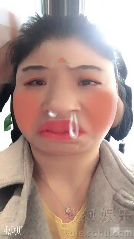 有颜就是任性!蒋欣拍丑照自拍 脸拉得超胖