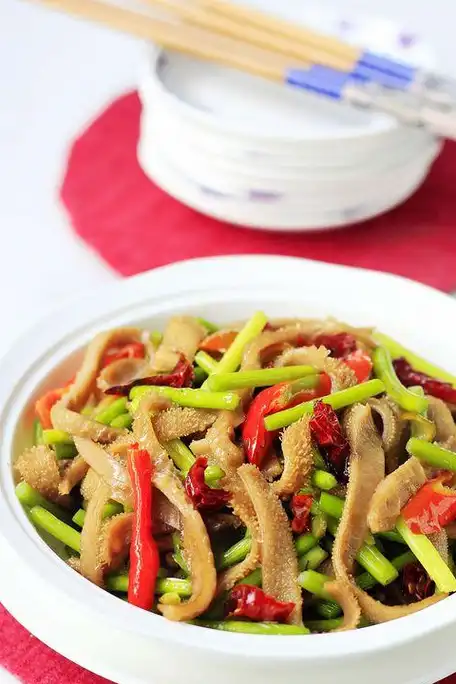 新疆人的春天家常菜,补虚健胃又蒜香味浓_蒜薹_内地_炒羊肚