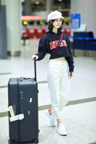 张维娜现身机场,一身清爽的造型青春活力十足,小蛮腰抢镜