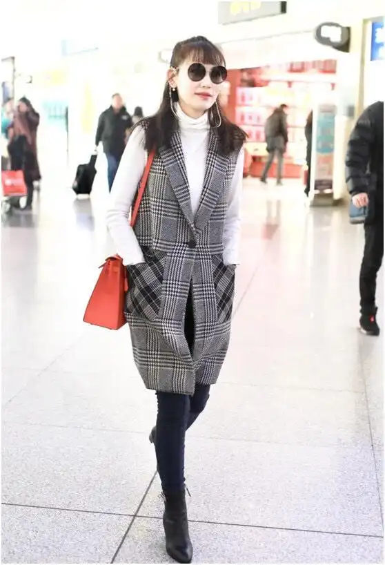 马蓉2020年机场首秀,空气刘海外搭长马甲,挎名牌包包心情好