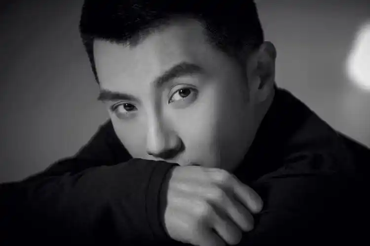 沈泰黑白写真眼神温暖而坚定帅气十足