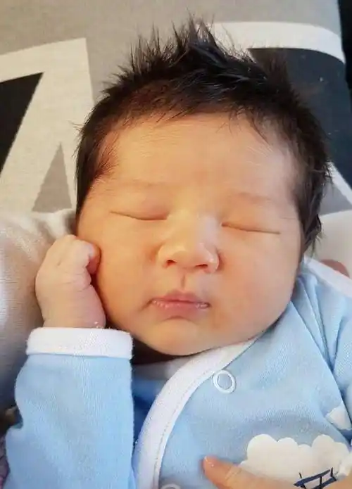 薛之谦当爸,小雪糕手指掰开拍照惹争议,看看佟丽娅杨幂怎么做的_宝宝