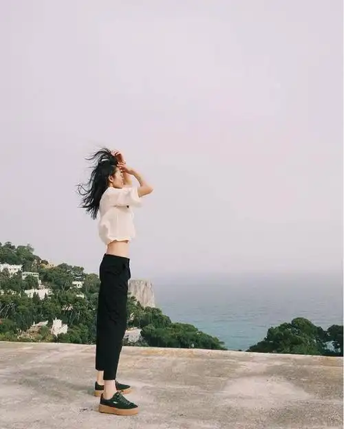 侧身站非常显瘦,特别是面向镜头侧身30°左右.