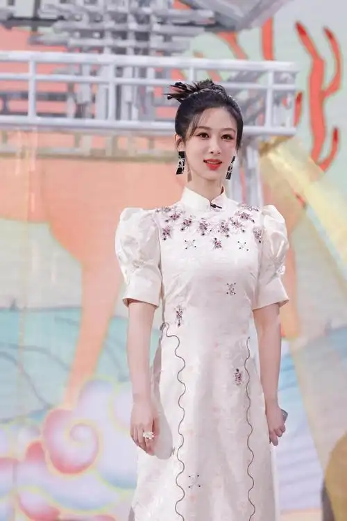 长相思剧组做客好六街杨紫现场大秀个人技