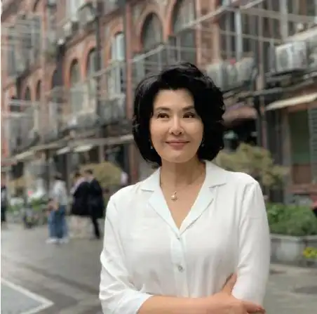 她是"母亲专业户",曾因插足宋丹丹婚姻被骂,今55岁无人娶