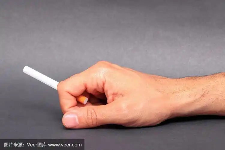 手指间夹着香烟的男人