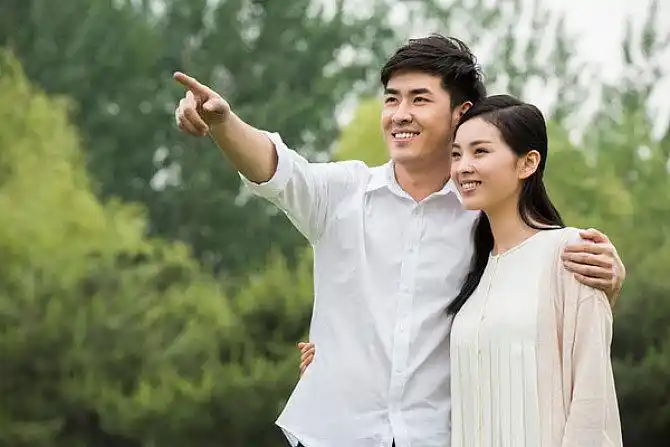 手搭在肩膀上图片_全景网