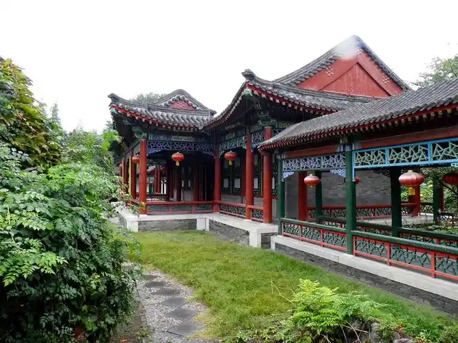 蘅芜苑中的许多装饰都采用冰炸纹式样,暗示了薛宝钗的冷艳和冷酷.