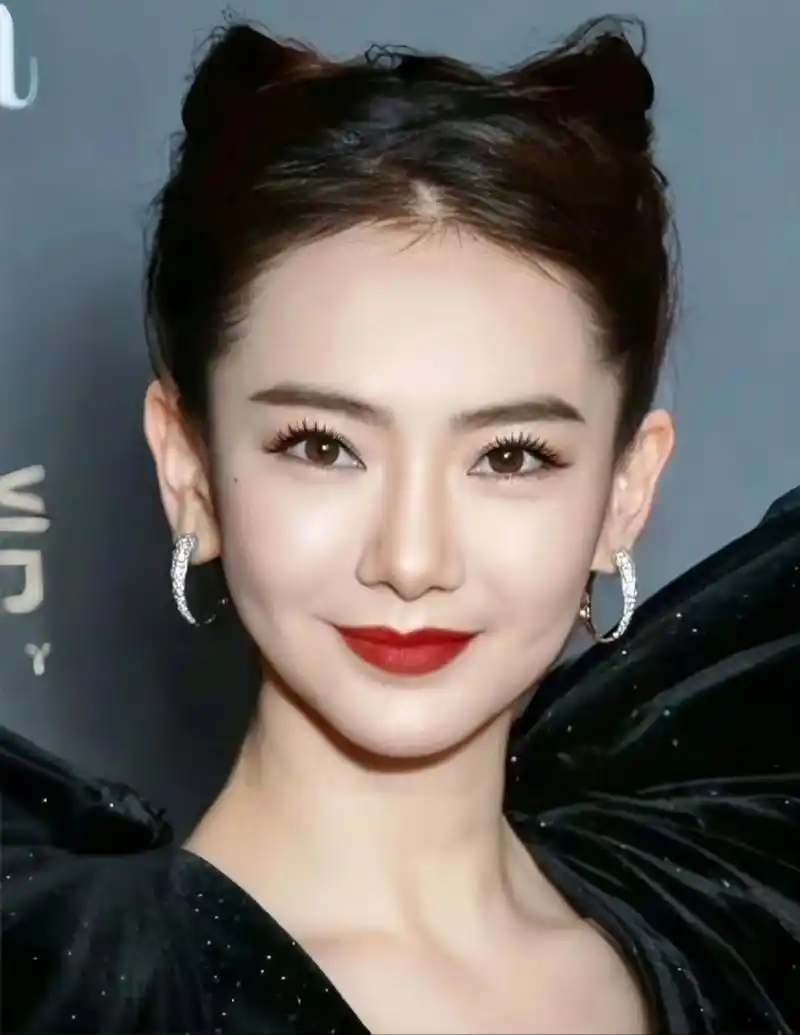 夏天生活图鉴# 戚薇还是素颜好看,这个发型真的get了lucky的精髓