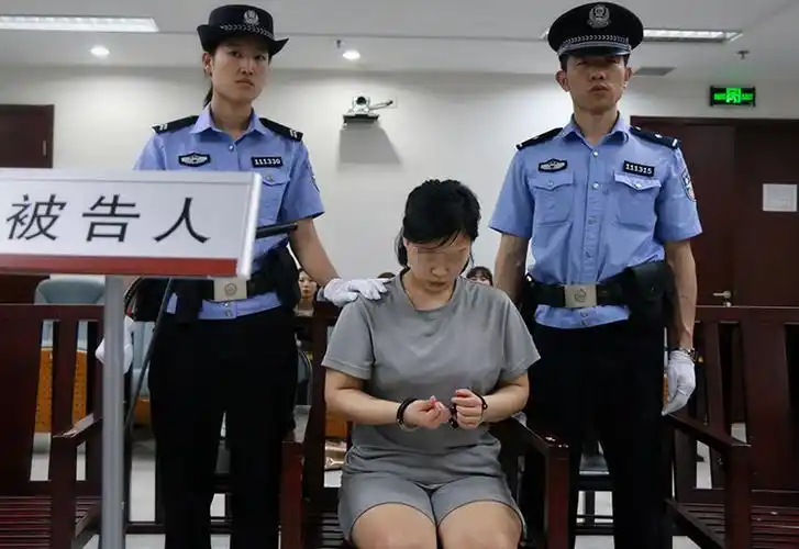 犯罪嫌疑人安某低头沉默.犯罪嫌疑人朴某庭上情绪失控.