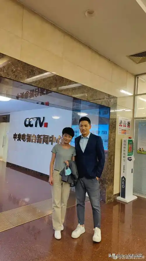 评论员苏晓晖近照,网上,喜欢她和不喜欢她的都有,你喜欢她吗?