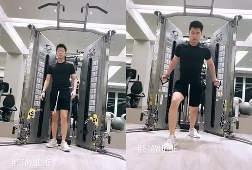 窦骁在家中撸铁健身一身肌肉搭配高颜值何超莲女友视角偷拍