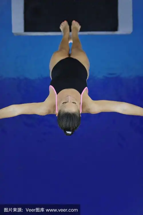 女跳水运动员在跳台上