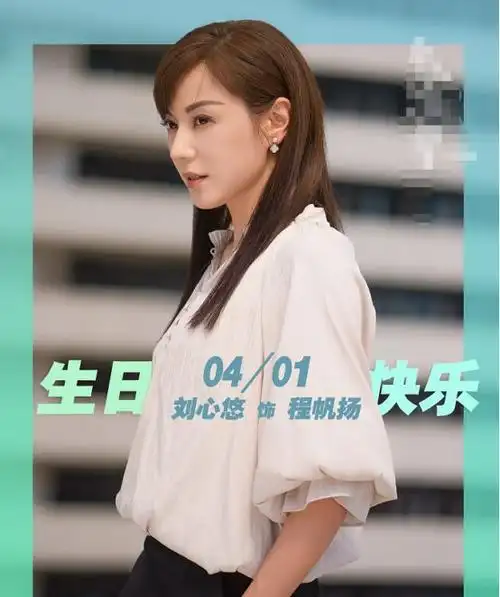 刘奕君搂着刘心悠看着还挺有霸道总裁范的刘心悠气场也不差